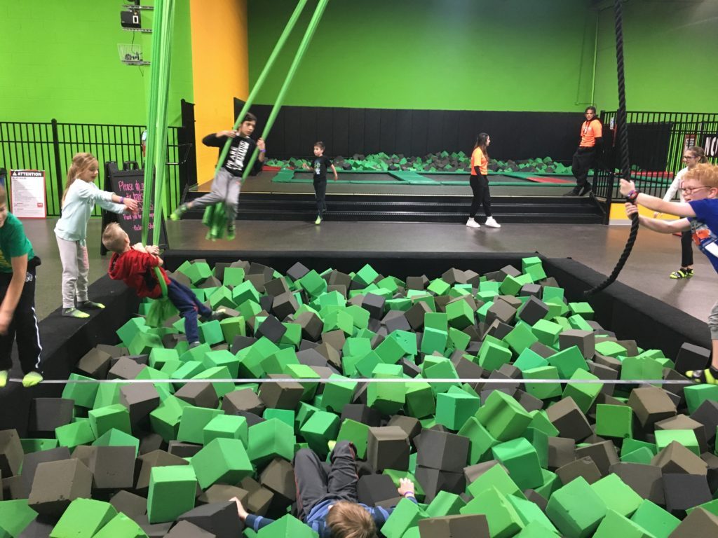 Wyjście ministrantów na trampoliny