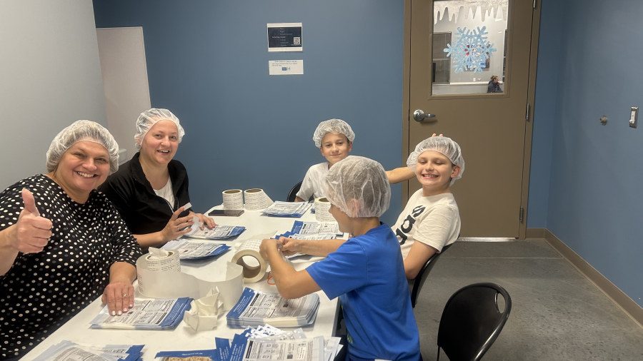 Rodzinne wyjście do Feed My Starving Children
