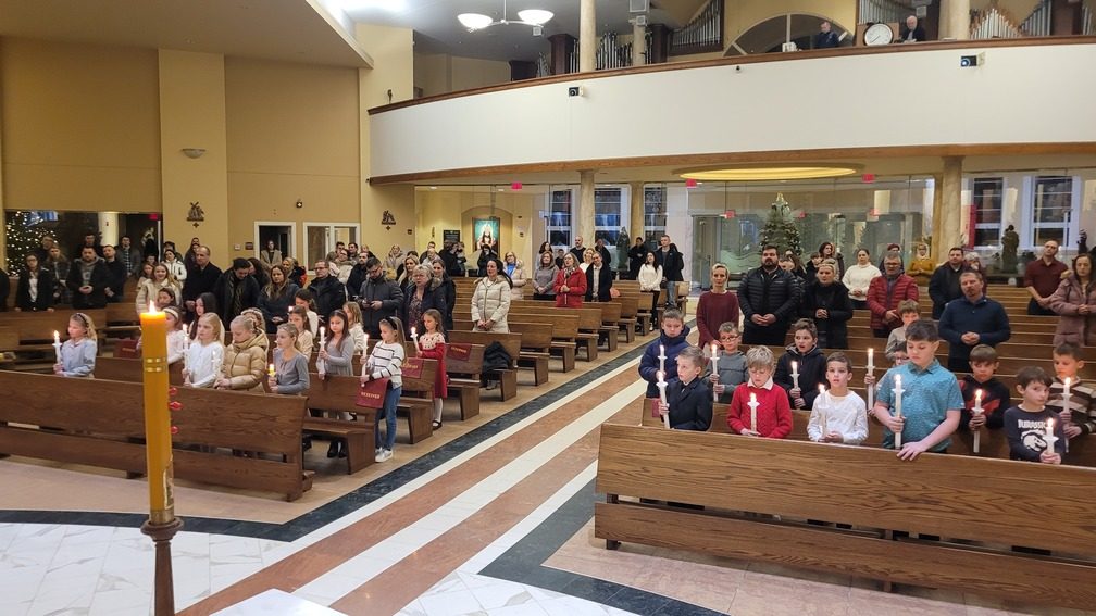 Odnowienie przyrzeczeń chrzcielnych przez dzieci przygotowujące się do I komunii św.