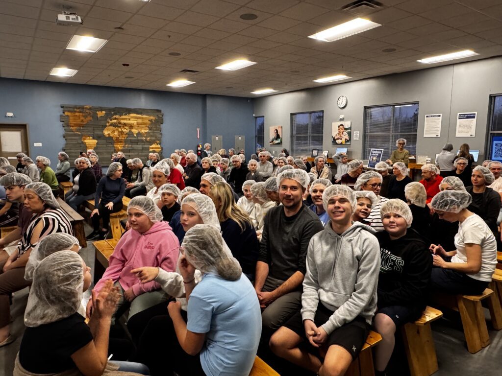 Pakowaniu jedzenia do Krajów Misyjnych „Feed My Starving Children” w Schaumburg
