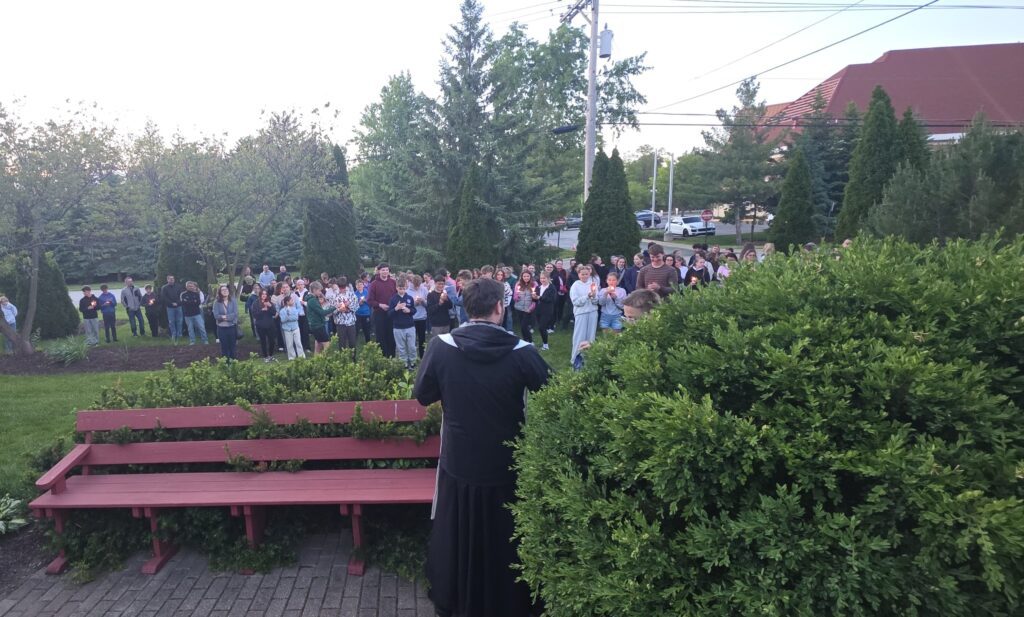 Nabożeństwo majowe z udziałem młodzieży